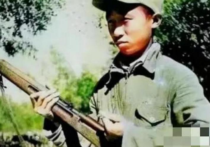 1943年山东栖霞，八路军正在吃饭。突然4架敌机俯冲而来，班长慌忙大喊：“不准开