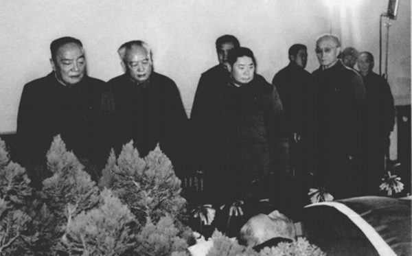 1984年2月5日，粟裕大将逝世。在他的遗体前，站着四位军队首长，从左到右分别是