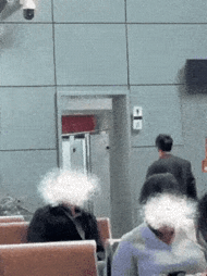 大哥：咋滴，这厕所没有尿槽的？