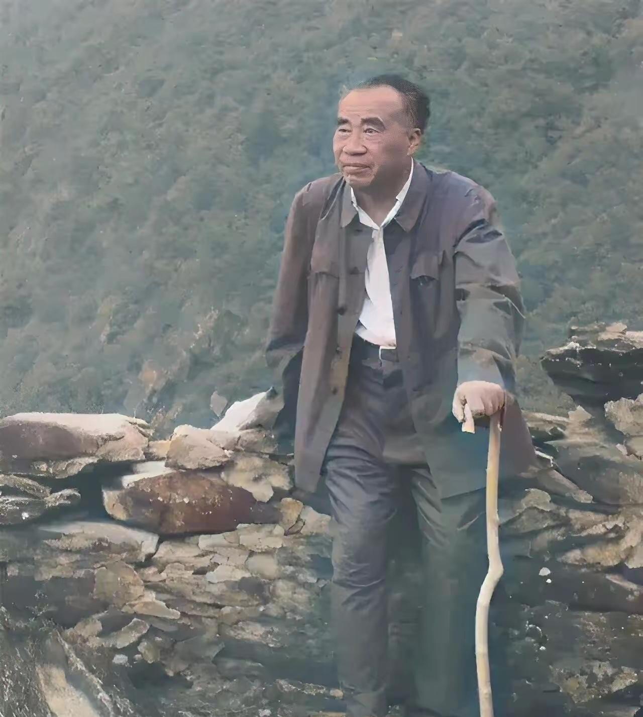 朱德总司令时隔三十三年重返井冈山，满眼皆是初心与牵挂1962年3月，春回大