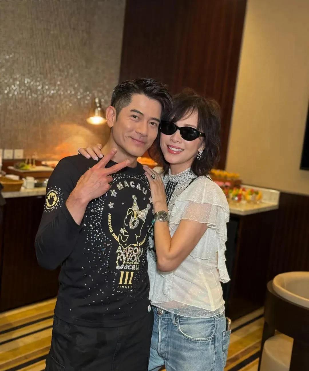 刘嘉玲去澳门看郭富城演唱会，60岁刘嘉玲同框60岁郭富城。