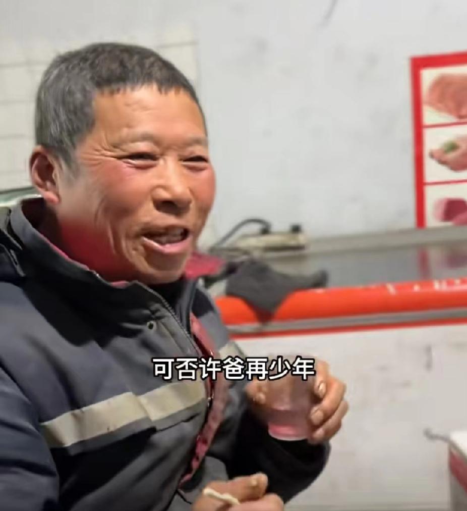太有才了！女儿随口一句：“我爸这头发都白了。”爸爸啃着鸡爪喝着小酒一席话，朴实又