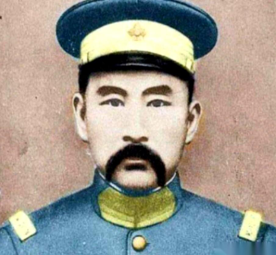 听说过最变态的癖好吗？把一个大活人，当枕头。民国大帅张勋，就爱干这事儿。晚上