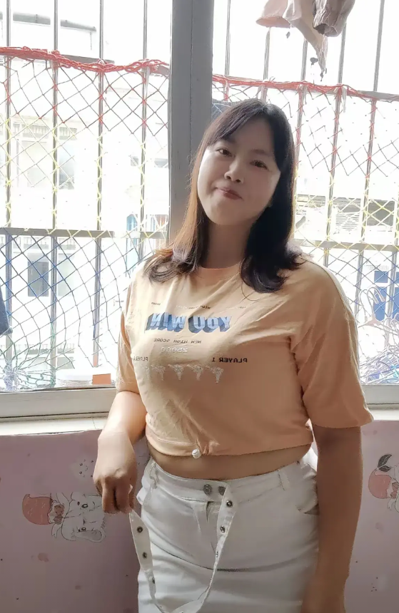 我表妹在广州海珠区一家制衣厂打工，她是做冚车的，做了好多年了，计件工，每月工资最