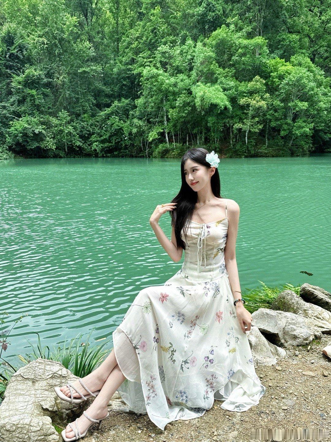 水挼蓝翠相搀​​​