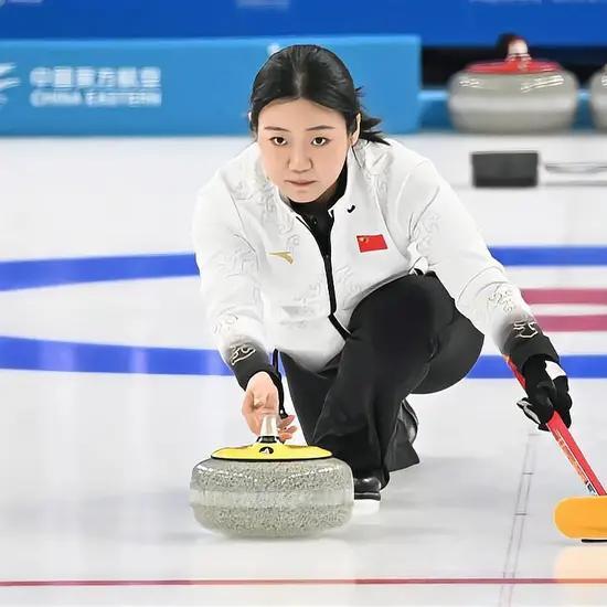 米兰冬奥会冰壶资格赛：中国混双组合豪取五连胜！北京时间12月17日，米兰冬奥
