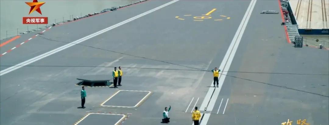 首次公开，福建舰“电磁弹射器”近景照！跟尼米兹级那种复杂庞大蒸汽弹射器相比，福