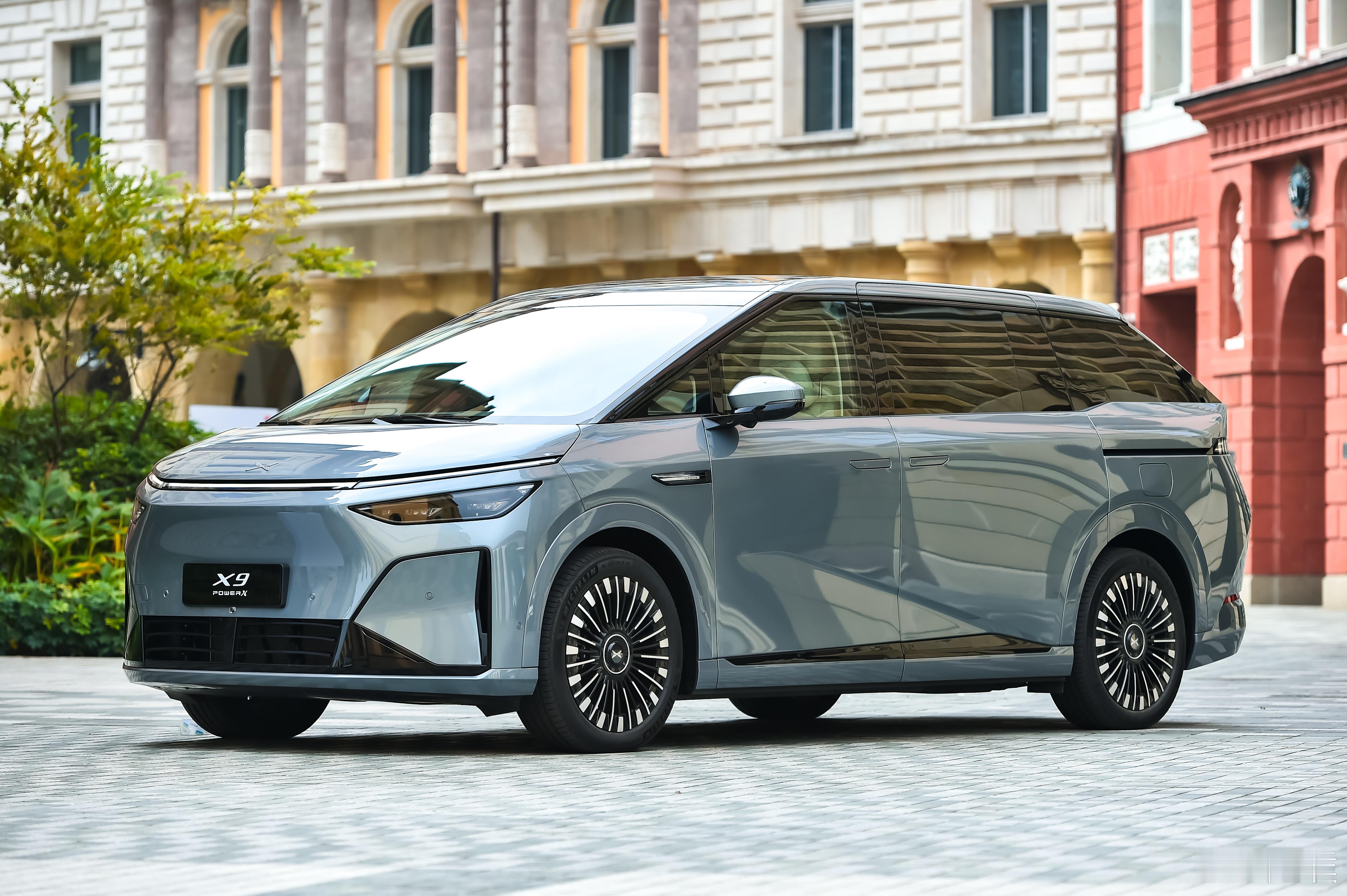 小鹏X9联手华为推出下一代增程发电机小鹏X9超级增程联合华为，推出了华为Dri