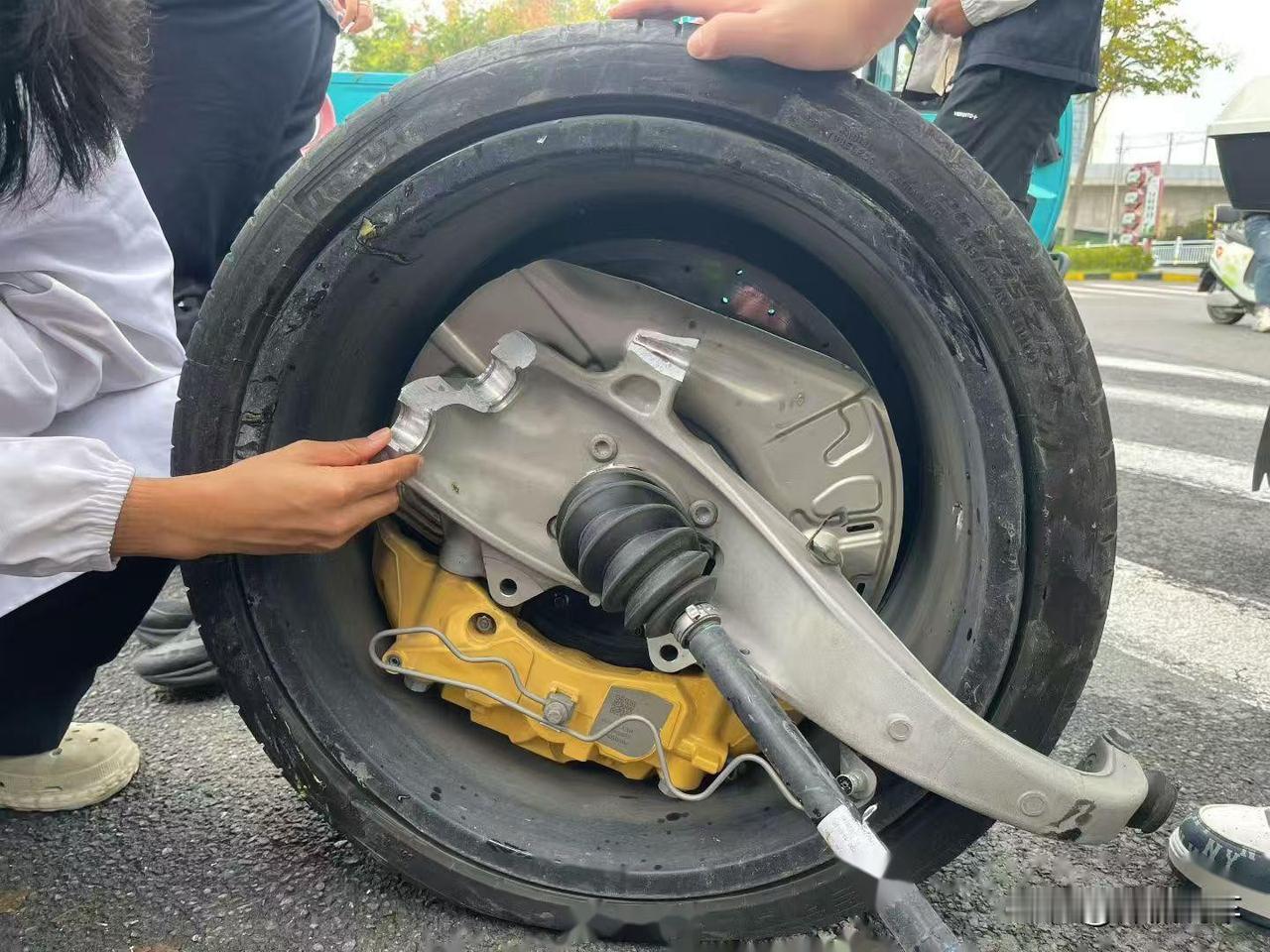 你们发现了吗？国人对于汽车的安全性的观点就是必须要硬，发生碰撞必须全车上下哪