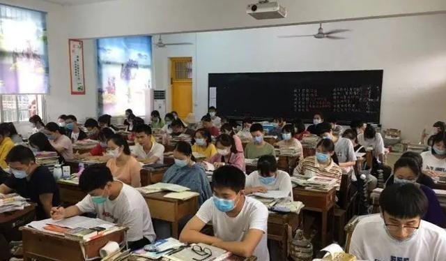 山东小伙高考数学交白卷，作文只写28个字，院长看后：马上录取他臧克家1905年