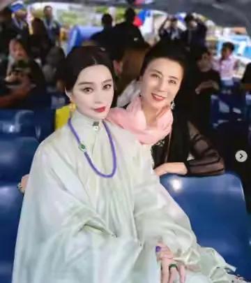 范冰冰晒母女合照庆母亲节！被封杀7年仍冻龄，网友惊叹「基因太强大」自2018年