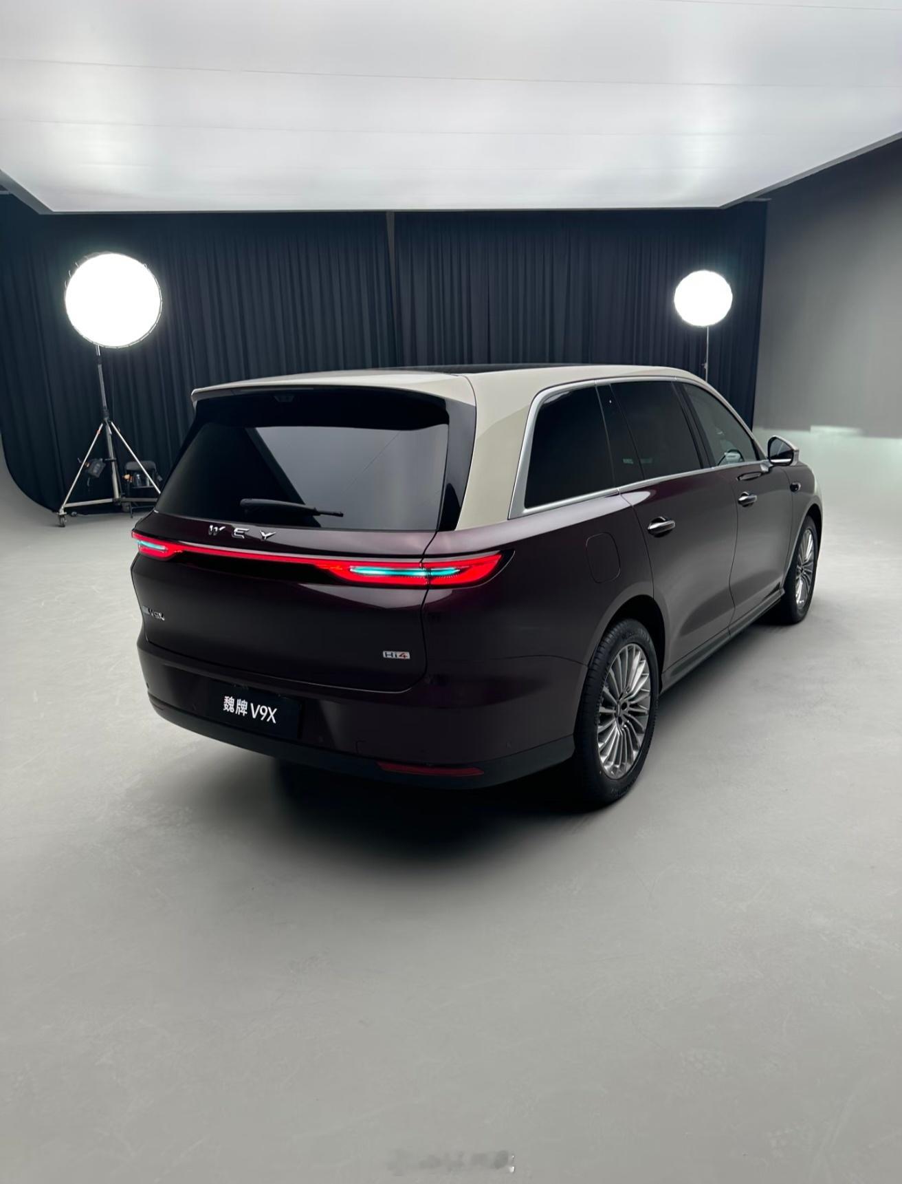 魏牌V9X将于4月17日发布。新车的长宽高为5299*2025*1825mm，轴