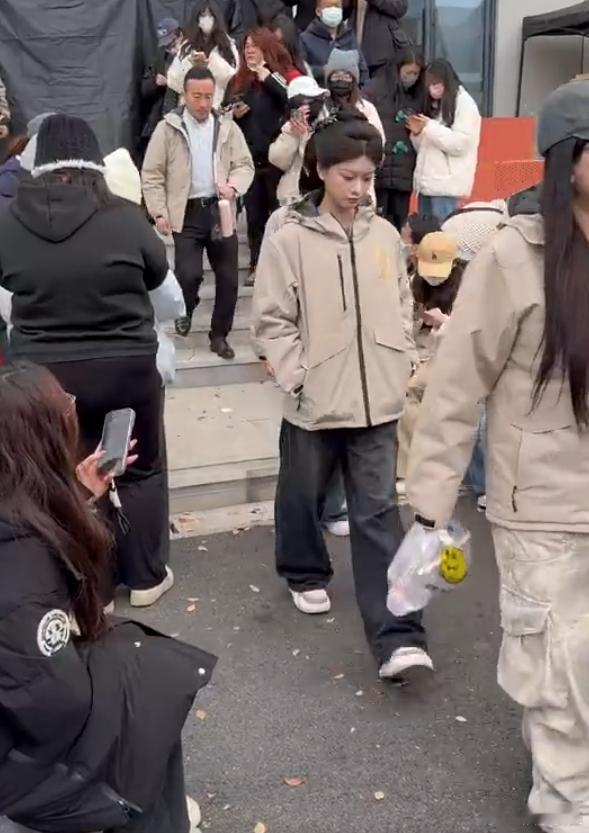 王怡人拍戏了进组田曦薇新剧嫁金钗！终于进组了，恭喜！一起来期待美女们的精彩表现