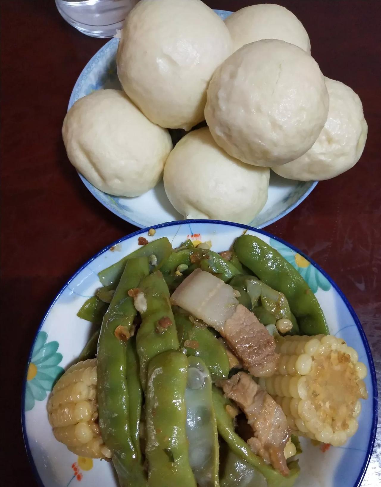 我腹腔镜手术还有一个礼拜就三个月了，这段时间一直是老公在做饭。今天晚饭是豆角五花