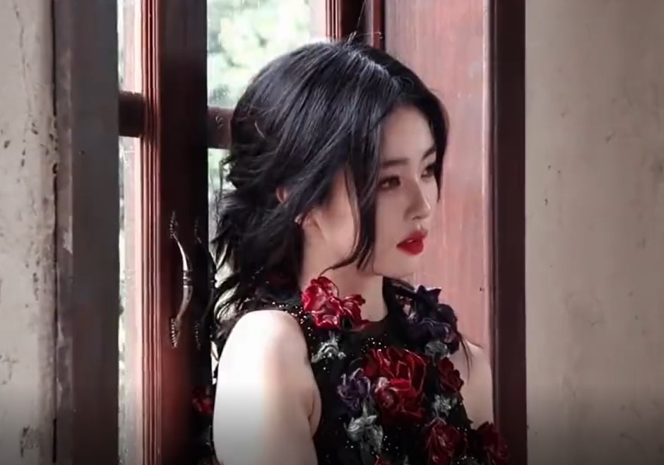 白鹿窗边冷艳玫瑰绝美的窗边名场面来袭，白鹿身着红玫瑰礼服出镜。精致侧颜线条格外优