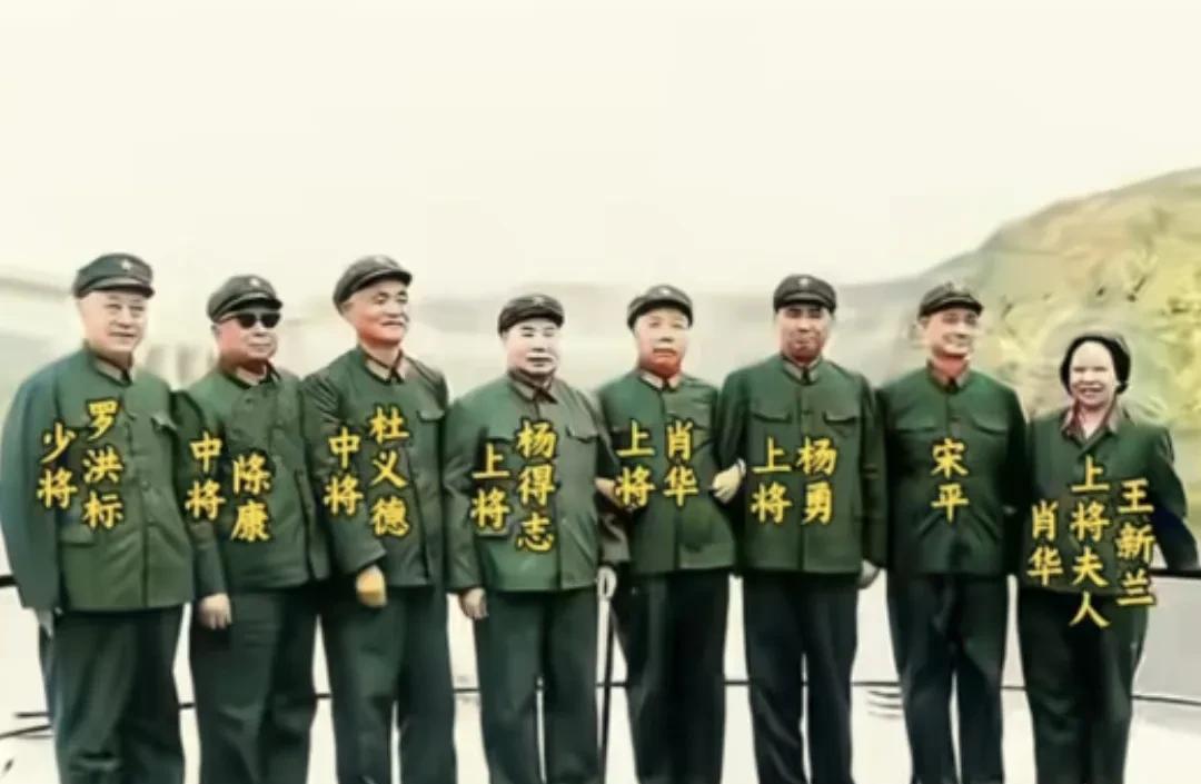 图片是上世纪80年代，杨得志任解放军总参谋长时，这是他在兰州军区视察时和军区领导
