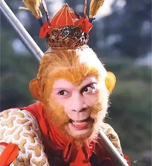 首先，孙悟空当年大闹天宫，把天庭搅得天翻地覆，从玉帝到太上老君都被他折腾够呛。这