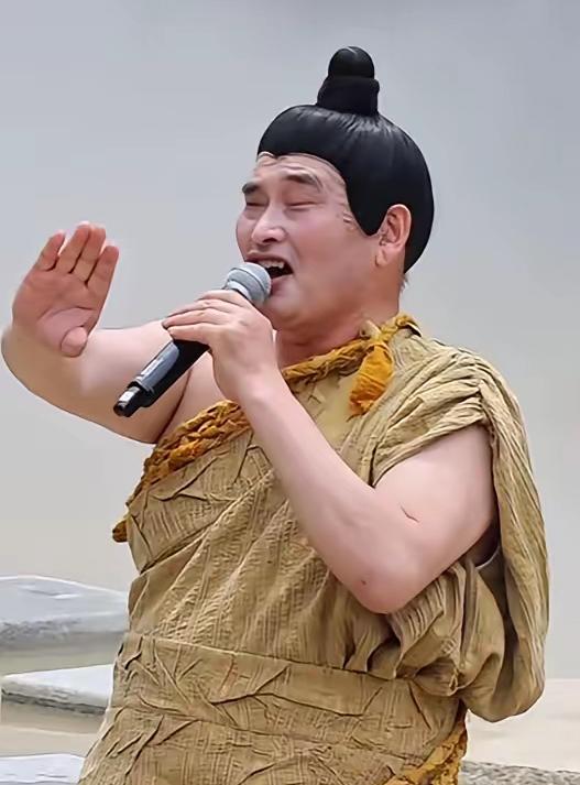 大衣哥朱之文演出裤子滑落淡定控场，再度冲上热搜朱之文又因现场演出意外登上热搜