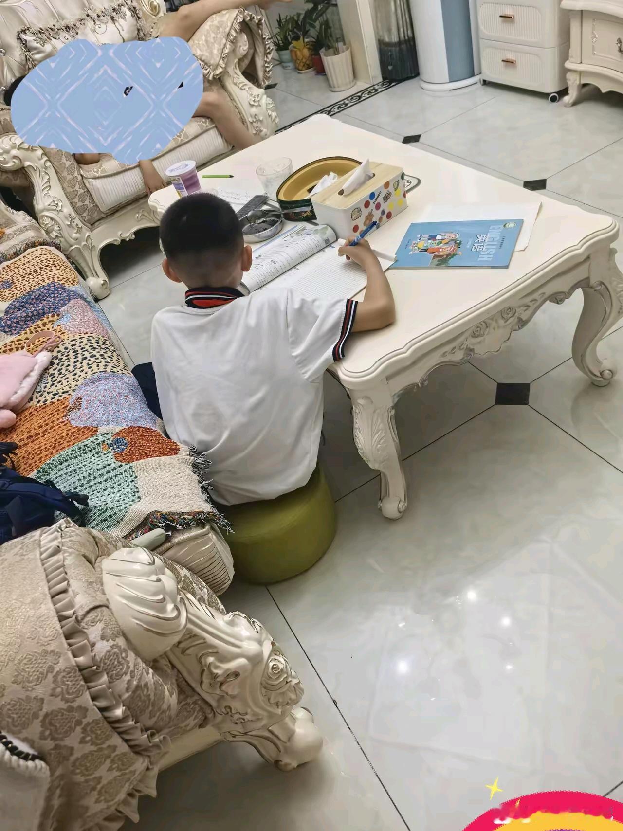 儿子有个无分寸感的女同学我怎么办吧！这是我儿子毫无分寸感的女同学，大晚上8点了