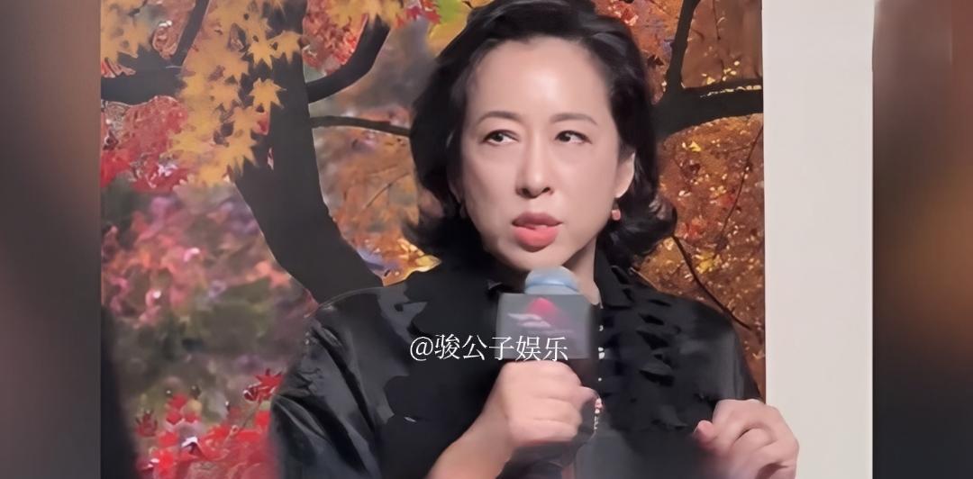 霍启山与继父罗康瑞罕见同框，霍震霆前妻朱玲玲的摄影展近日在上海举行，开幕式当
