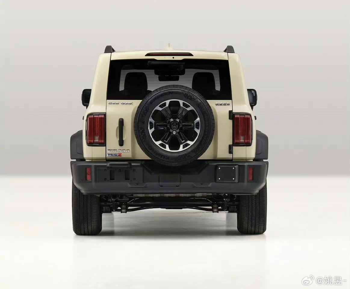 新款坦克300Hi4-Z前轴明显前移了，看起来更协调老款轴距2750mm，新款