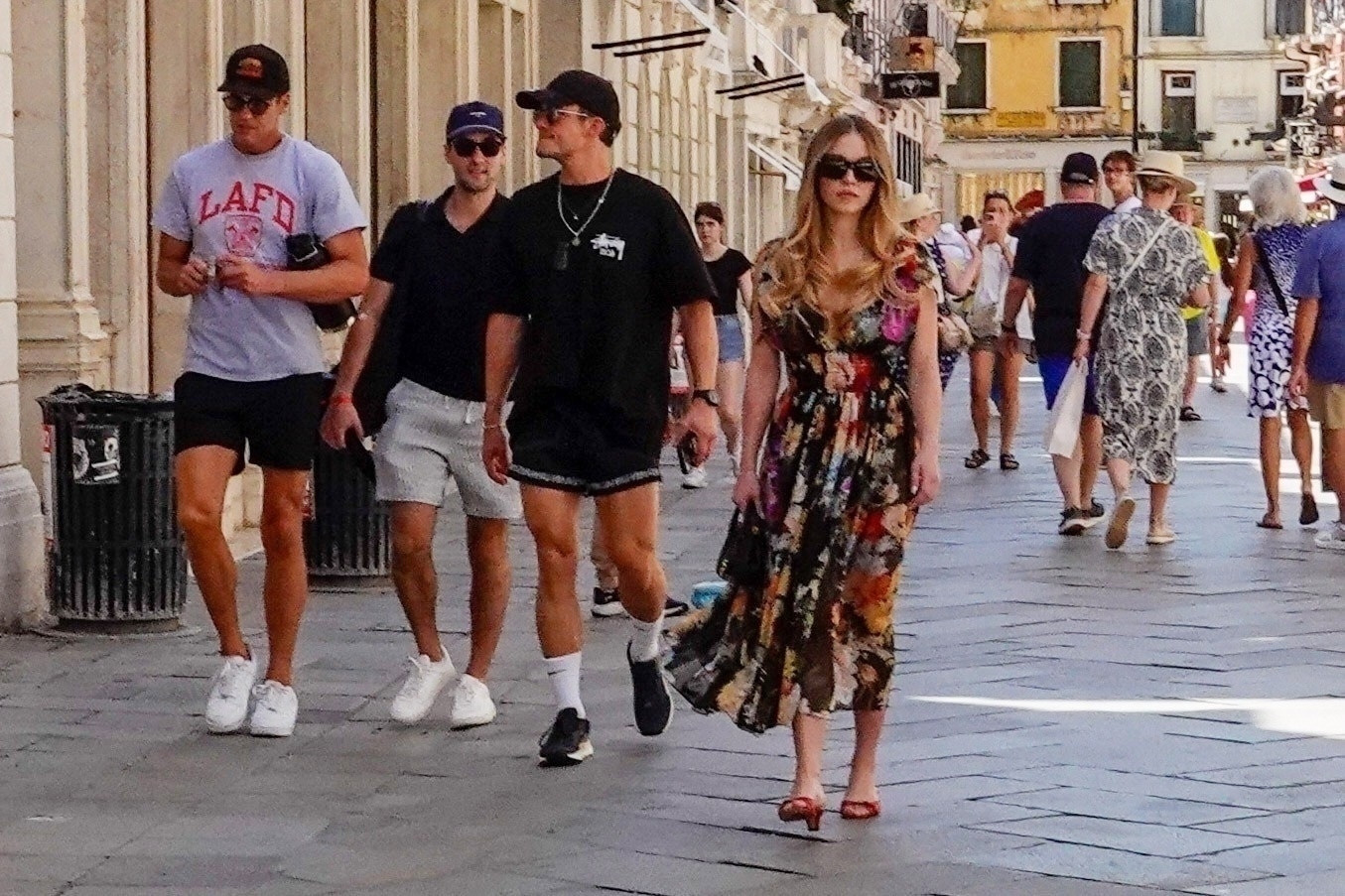 最近恢复单身的开花奥兰多布鲁姆在参加完贝佐斯大婚后与悉尼妹SydneySwee