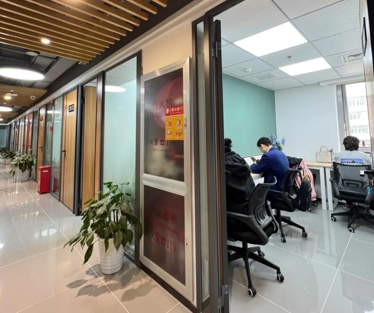 销售员小周提前30天提出离职，人事查到他还有20多天年假，如果不休的话离职时需要