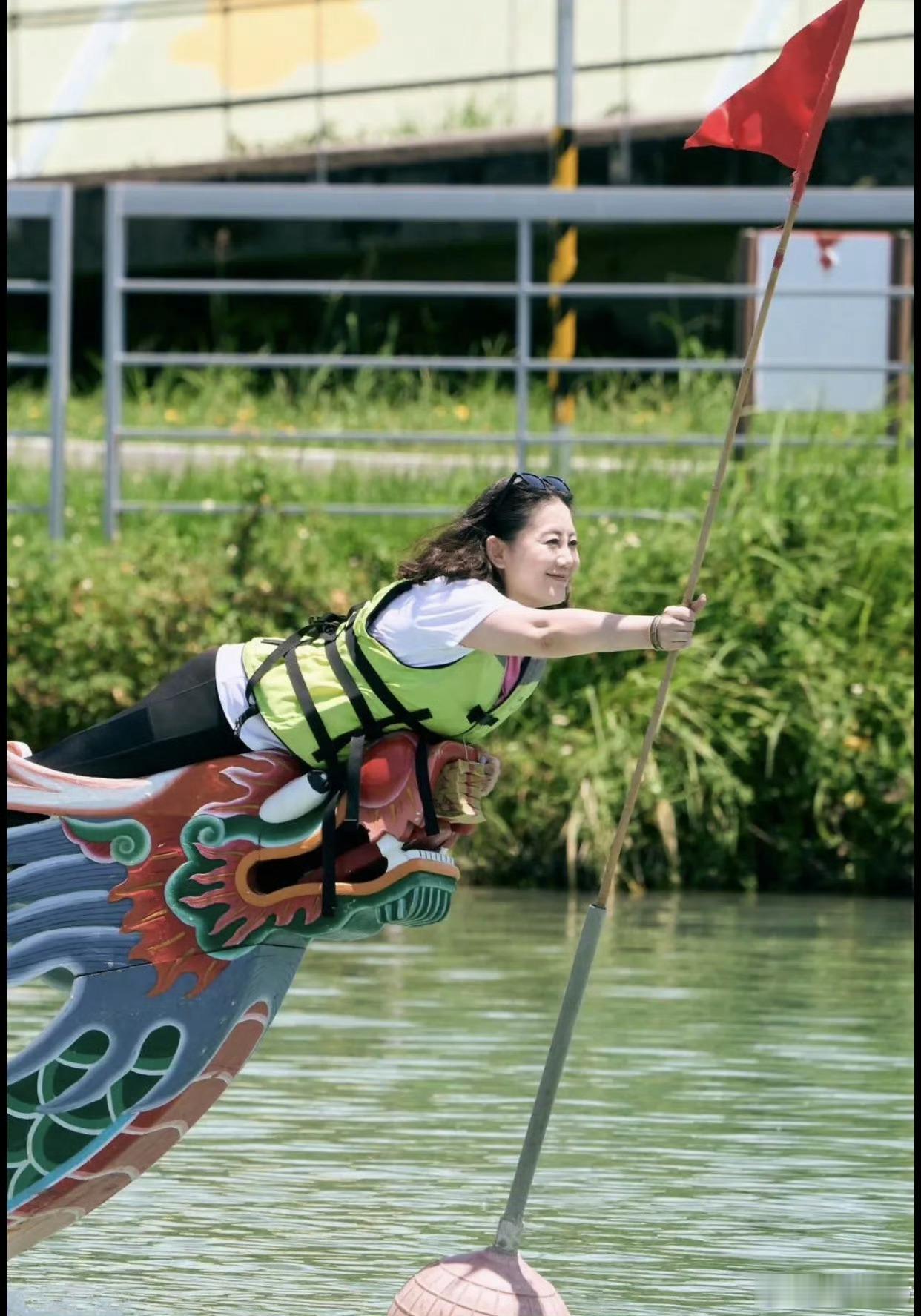 恶心！台湾端午节划龙舟，台独政客吴思瑶“趴”在龙舟头上摘旗​​​