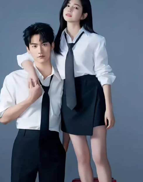 陈妍希也是厉害，年龄相差那么大，竟然一点违和感都没有，这脸蛋，这身材说她20岁也