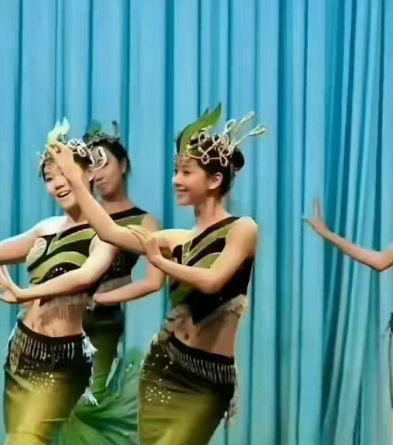 章泽天这确实美的过分了，属于是人群中一眼就看中的那种