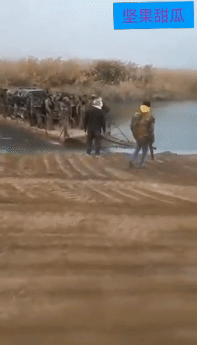 库尔德人没有美国守不住，叙利亚民主力量战士摧毁了幼发拉底河上的两座桥梁，以阻止