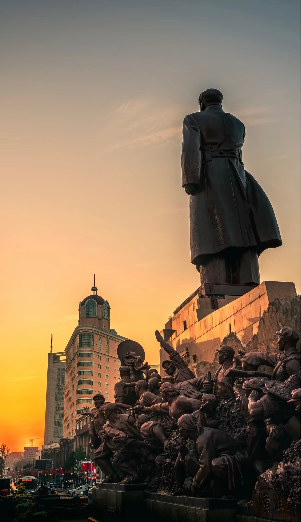 萧瑟秋风今又是，换了人间。仔细品味，沈阳这座教员雕像艺术水平真高沈阳