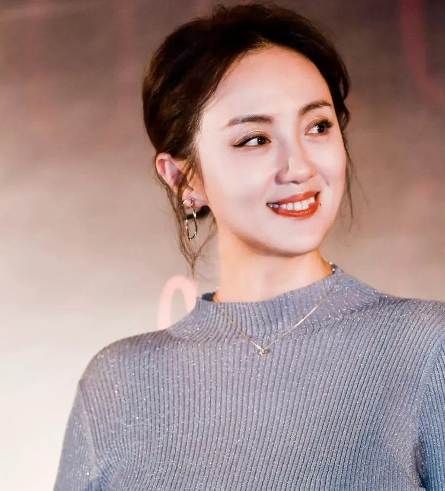 我就纳闷了得过百花奖的朱媛媛怎么就红不过一个许晴？不是她演技不行，而是她太低