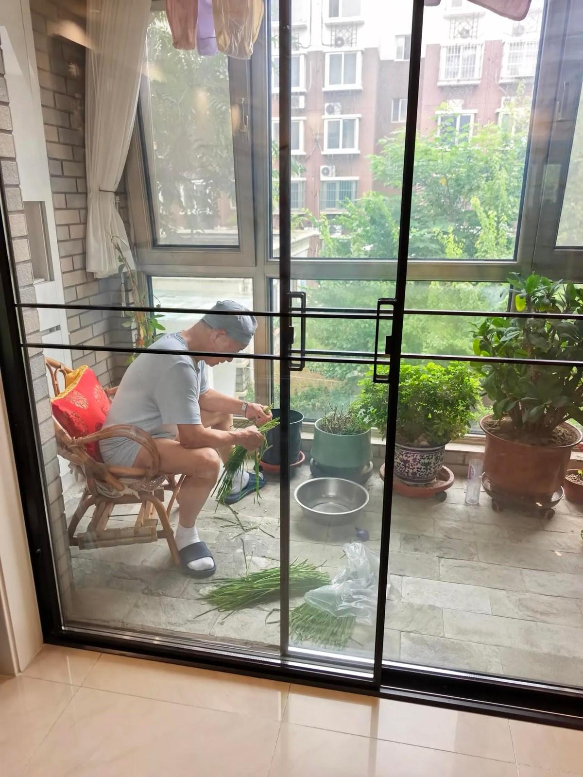 三年多，一百万。老头全花在了一个博主身上。博主管这叫“协助”。你以为这钱打水漂了