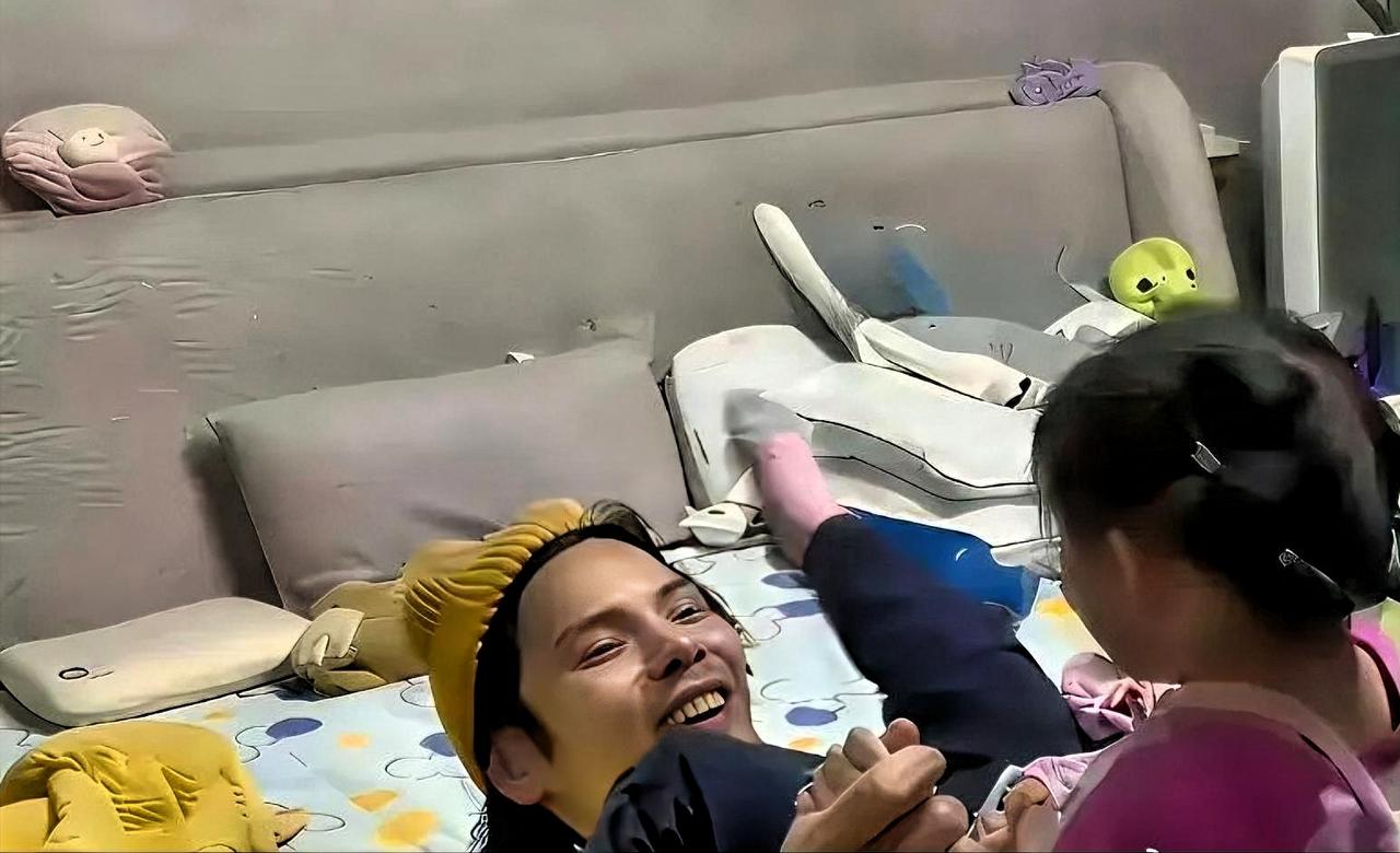 几百平的豪宅，愣是被向佐住出了大学宿舍的感觉。沙发上一堆衣服，茶几上外卖盒没