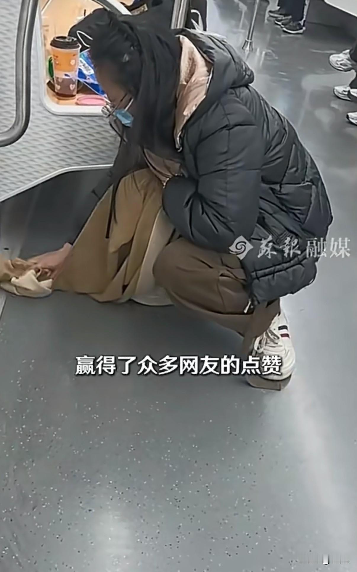 全网在找的“围巾小姐姐”，终于现身了！就前几天，苏州地铁11号线，有人打翻了