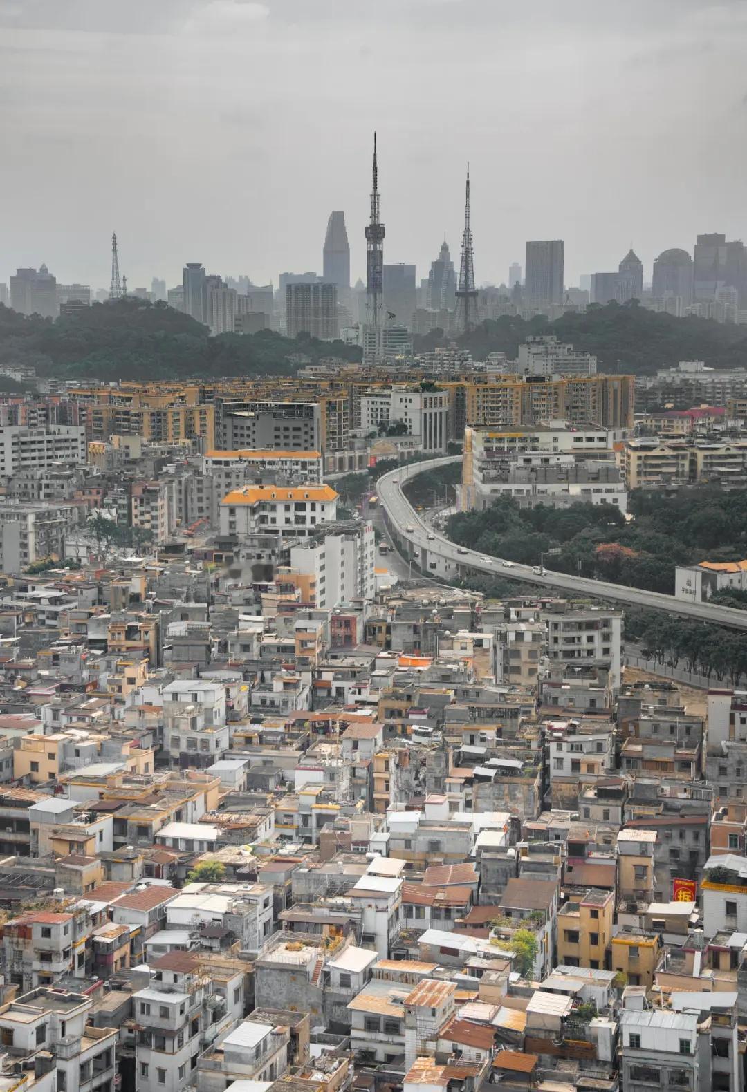 这可能是广州的绝版机位？“阴暗，潮湿，不见天日。”这是城中村的真是写照，但是便