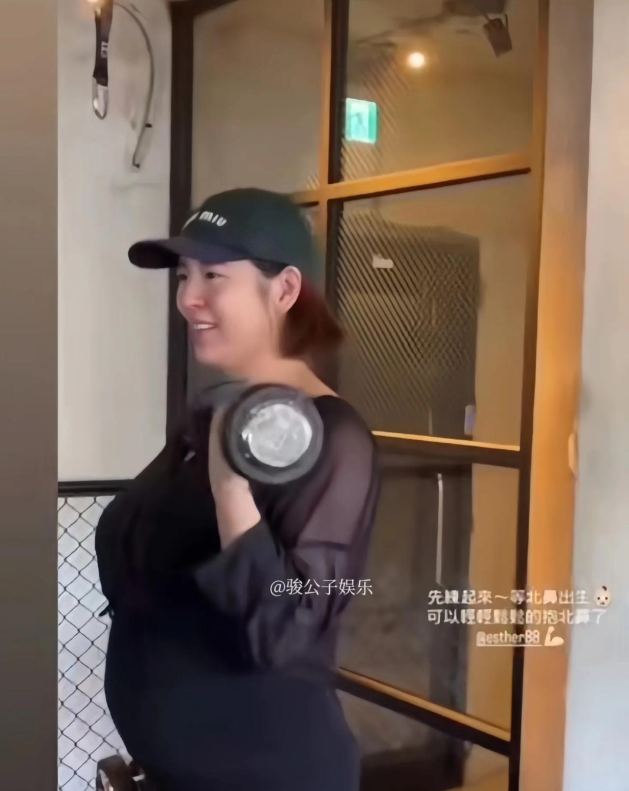 刘品言挺着7个月孕肚举哑铃进行锻炼，配文