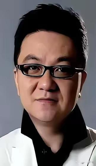 董路又开炮了，这次对准的是自己足球小将的家长。​起因挺简单：小球员李昊炎妈妈接