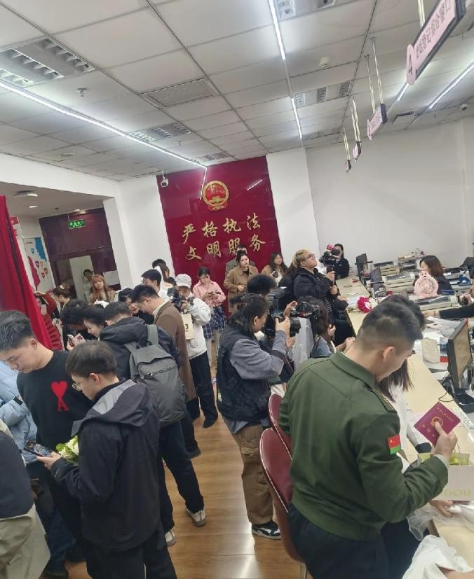 结婚大厅空了，离婚排队疯了，谁在“杀死”婚姻？走进各地民政办事大厅，能明显看