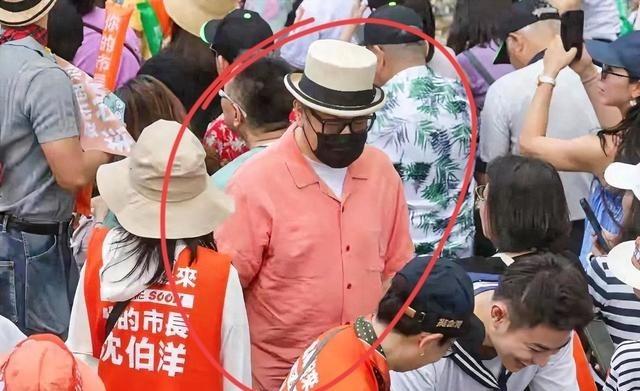 这波必须得感谢台湾的《中时新闻网》，你看蔡康永出席的时候又是把帽子压得很低，又是