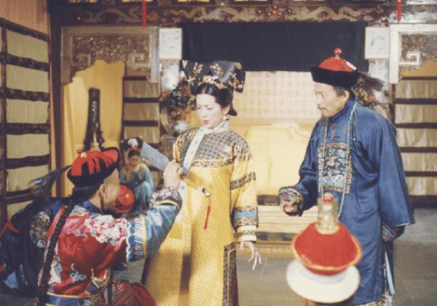 公元1880年，守寡27年的慈禧，变得犯困厌食，还恶心想吐，肚子也微微隆起。两位