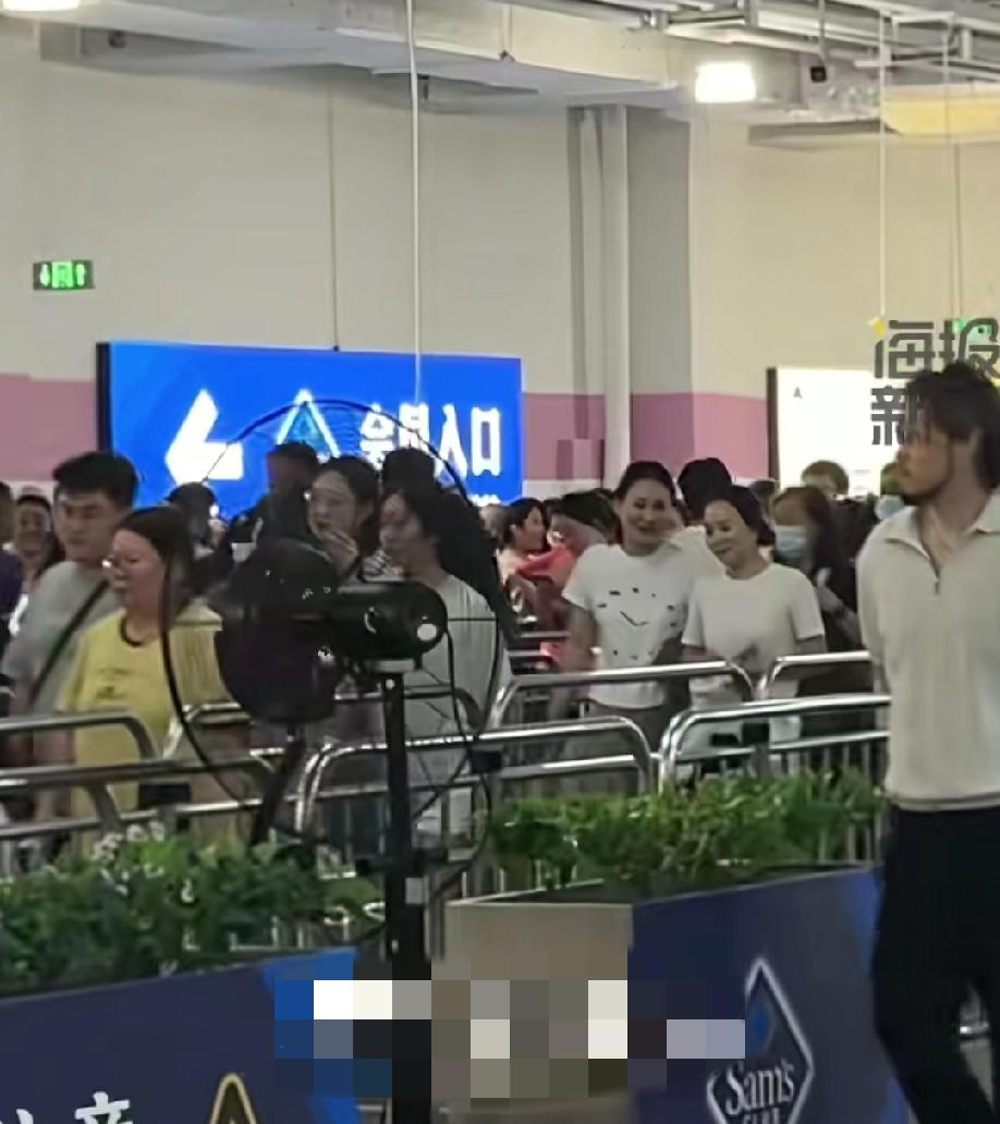 5月15日，山东济南，网友发文吐槽:济南山姆开业第一天，店里面差不多已经乱成一锅