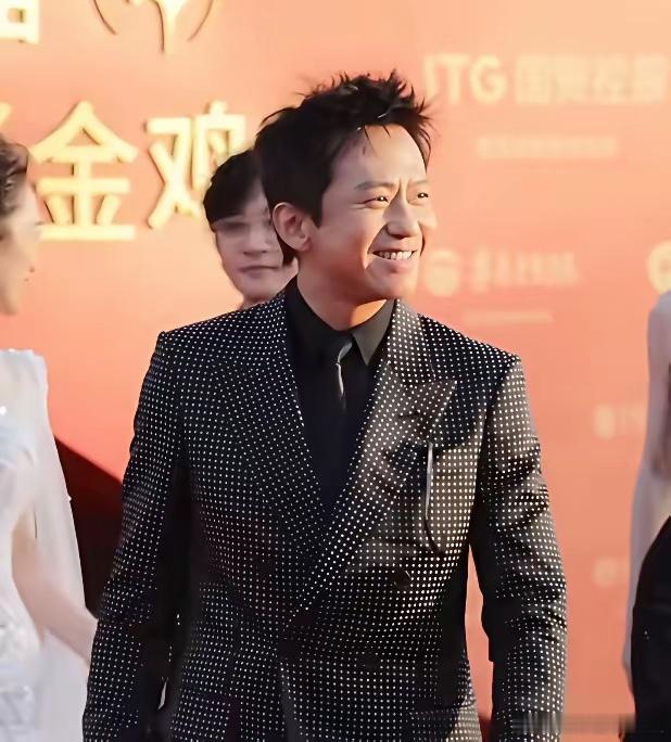 金鸡奖最大的赢家，既不是影帝易烊千玺，也不是影后宋佳，而是主持人邓超。当蓝羽问他