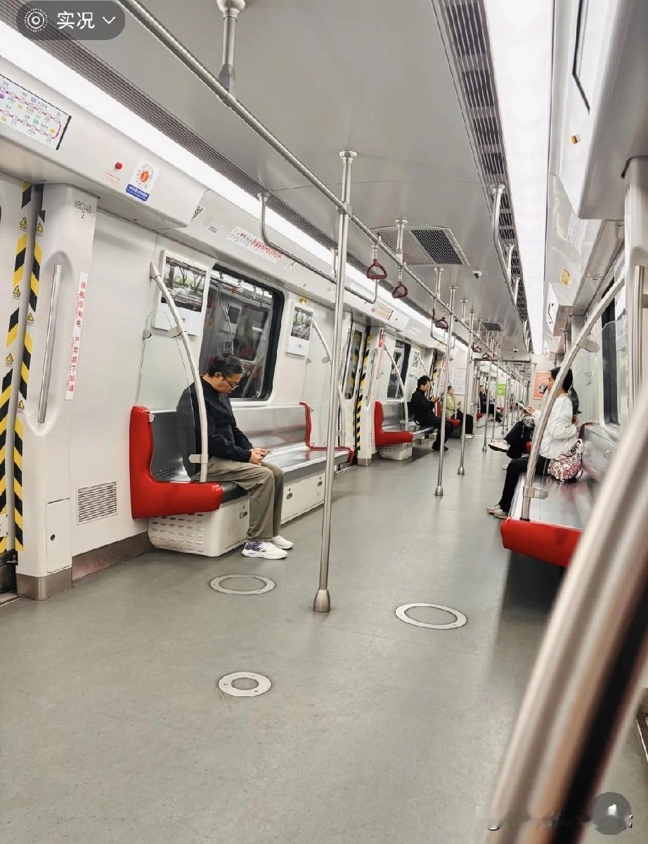 原来广州那么多人双休，周六是谁还在上班，原是我!周六挤上广州5号线，我直接懵