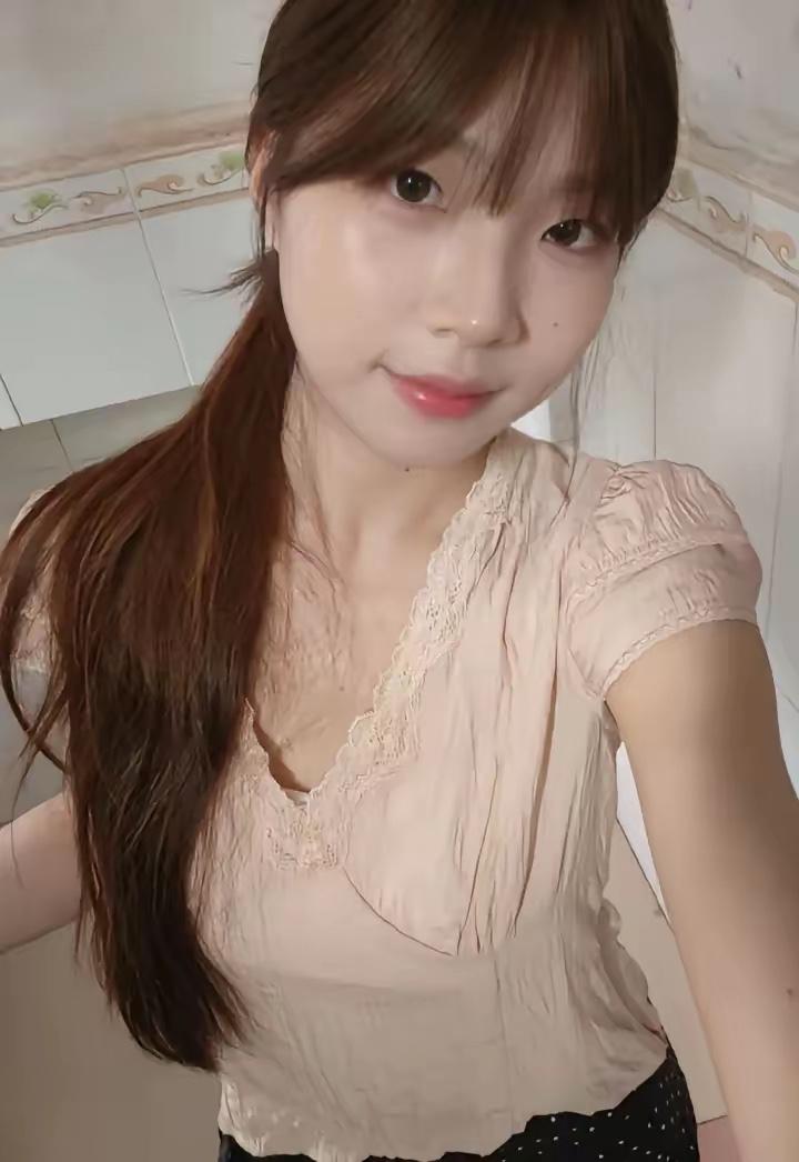 不瞒大家说我现在身上最值钱的行头就是这双60多块的鞋子，全身加起来也就一百来