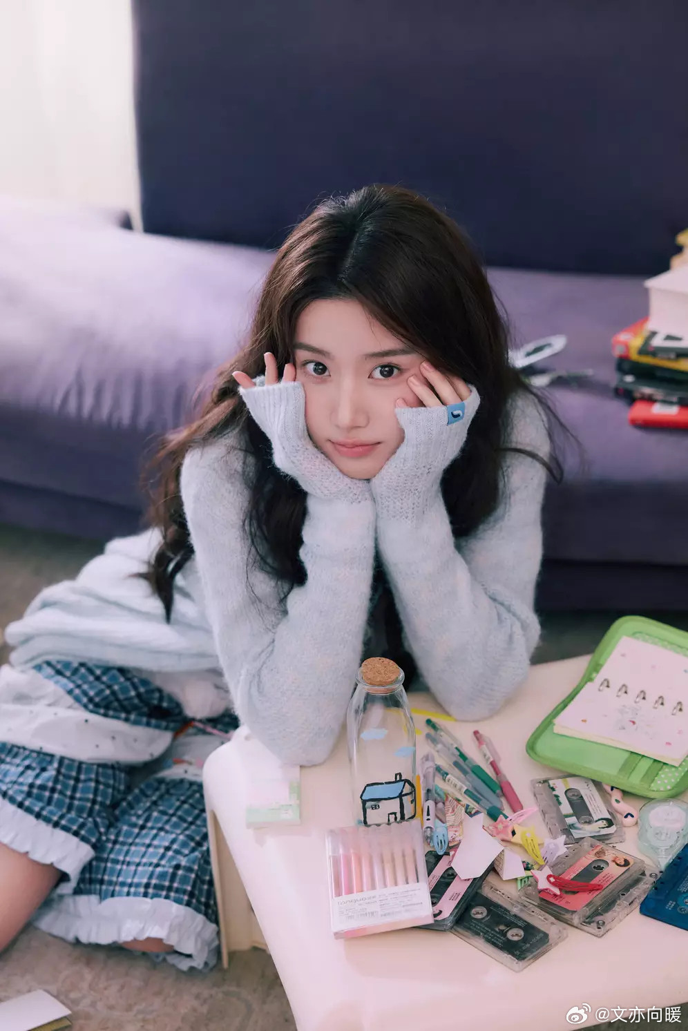 文亦娱乐卢昱晓化身糖果少女清纯浪漫双手托腮灵动娇憨