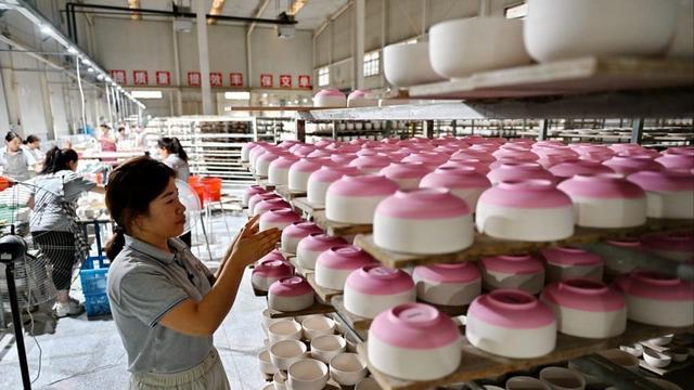 死前吃顿饱饭?特朗普再发力,中国工厂从美国收到火力全开的请求