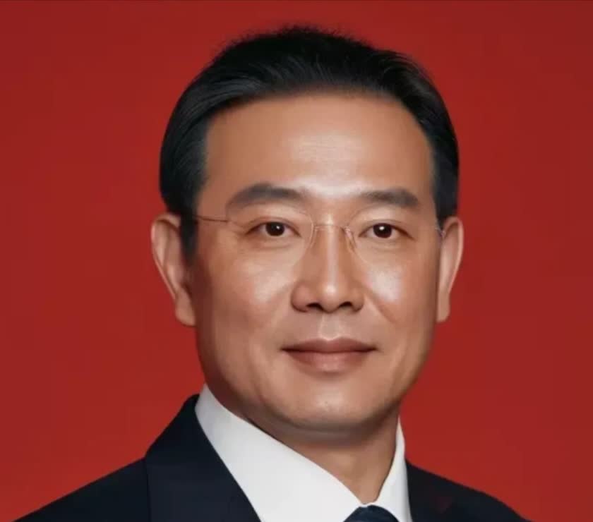 这篇文章的核心是人际关系的复杂性，以及社会潜规则。可以从社会、教育和历史角度