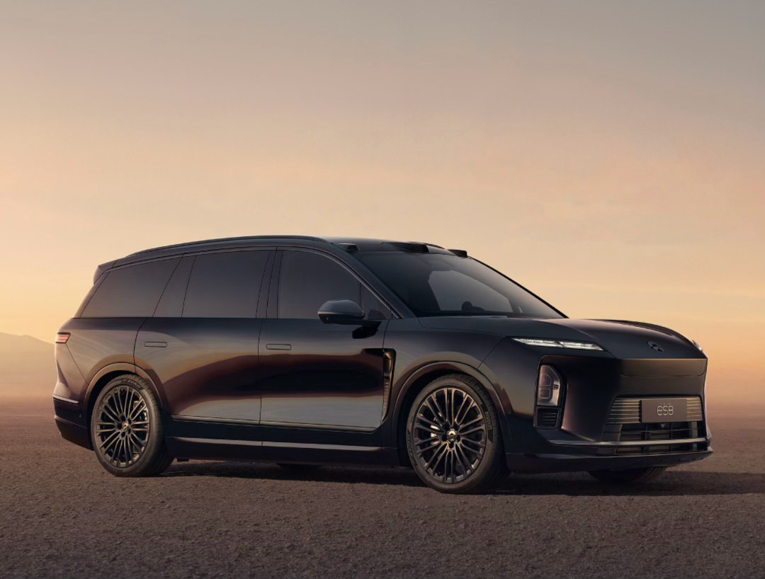 蔚来全新ES8也来玄金特别版了今天进行了首位车主交付，黑到极致自然高级，黑铬的